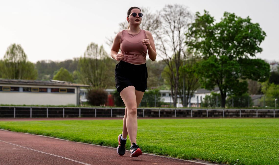 Lili Plapp ist zum ersten Mal bei Laufend fit dabei und bereitet sich gemeinsam mit ihrer Mutter und den anderen Teilnehmern auf den Mahle-Lauf vor. Fotos: Recken