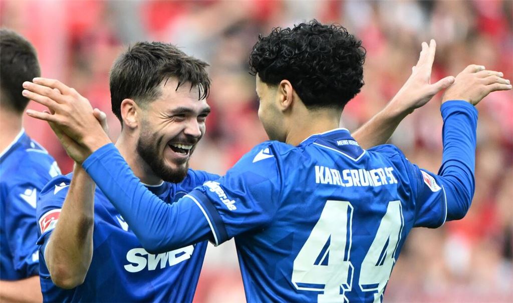 Lilian Egloff bejubelt seinen Treffer zum 2:2 mit Vorlagengeber Laghrissi.