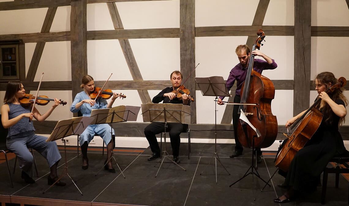 Lilian Heere und Annette Köhler (Violinen, v.li.), Dmitry Hahalin (Viola), Simon Wallinger (Kontrabass) und Nicola Zesch (Cello) beim Konzert in der Historischen Kelter. Foto: Bastian