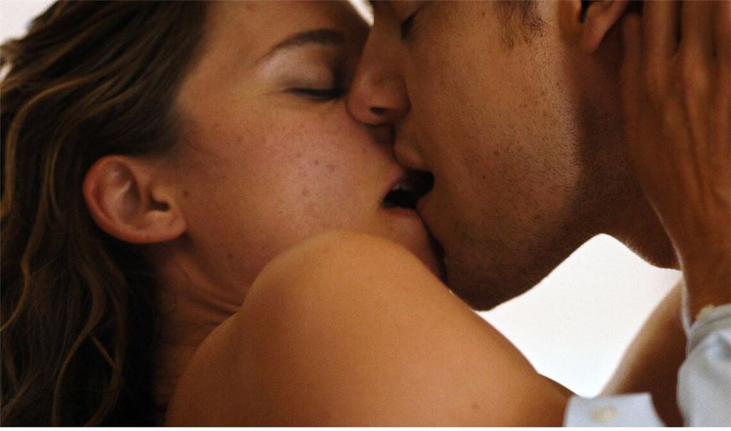 Lilli (Svenja Jung) und Tom (Theo Trebs) küssen sich in einer Szene des Films „Fall For Me“.