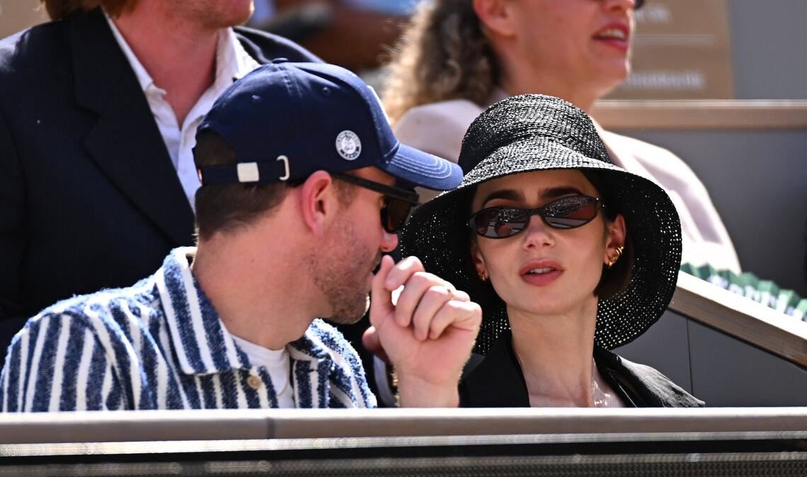 Lily Collins und ihr Ehemann Charlie McDowell verfolgen das French-Open-Finale von der Tribüne des Court Philippe-Chatrier aus.