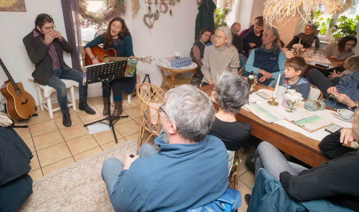 „Lily und Ollie“ spielen in der „Speisekammer“ für die Holzwerkstatt. Foto: Fotomoment
