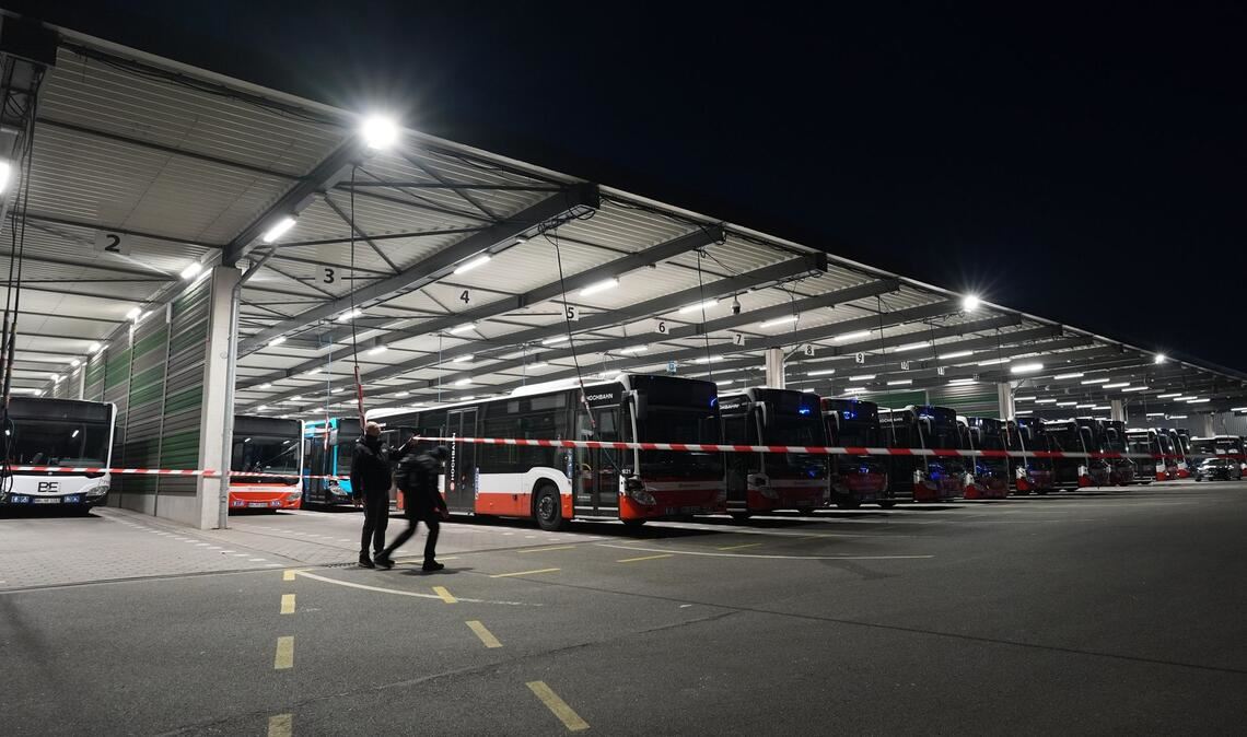 Linienbusse der Hamburger Hochbahn AG stehen auf dem Busbetriebshof Langenfelde.