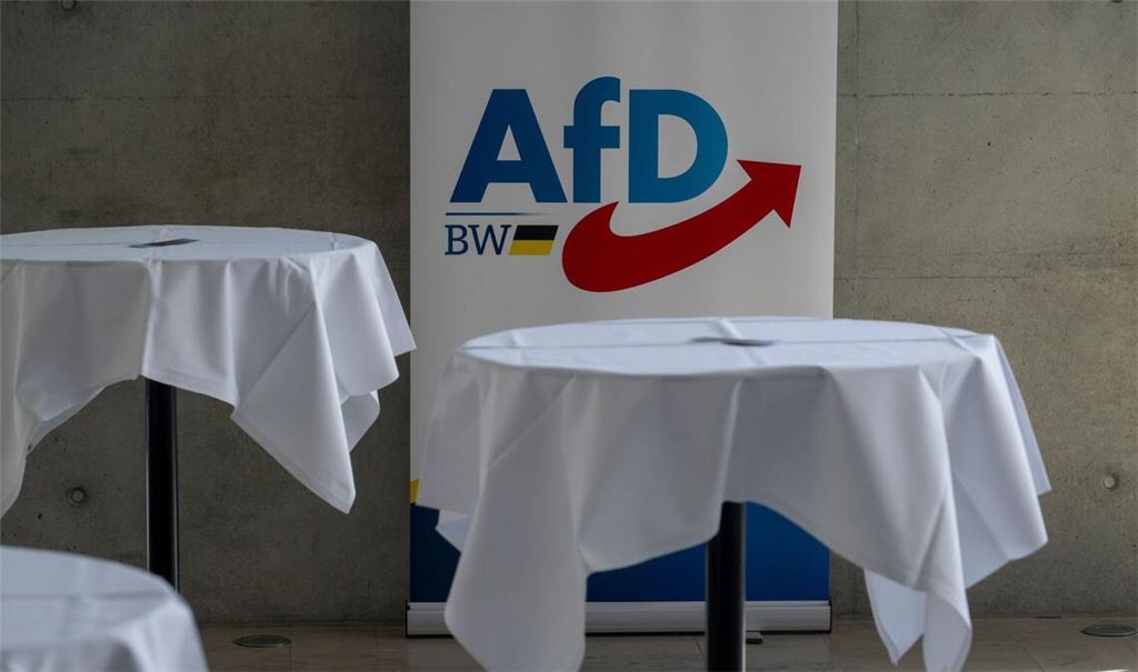 Linke Aktivisten haben AfD-Politikern im Vorfeld des Landesparteitags in Heidenheim im Hotel eine Protestbotschaft auf einem Drehteller serviert: ein Hakenkreuz, geformt aus veganem Hackfleisch. 