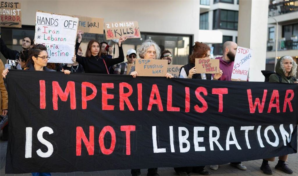 Linke Aktivisten protestieren vor dem US-Konsulat in Tel Aviv gegen den Iran-Krieg.