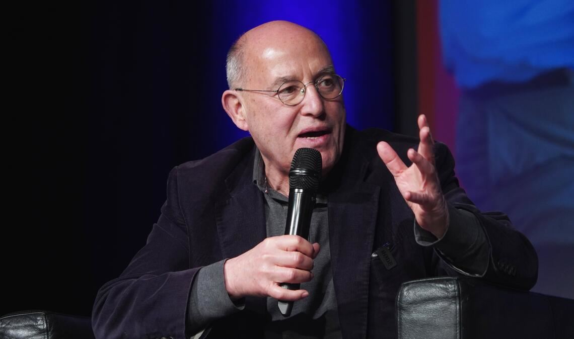 Linken-Politiker Gregor Gysi zeigt im Kulturhaus Osterfeld klare Kante. Er spricht im Plauderton, streut immer wieder Scherze und Anekdoten aus dem Politbetrieb ein. Foto: Roller