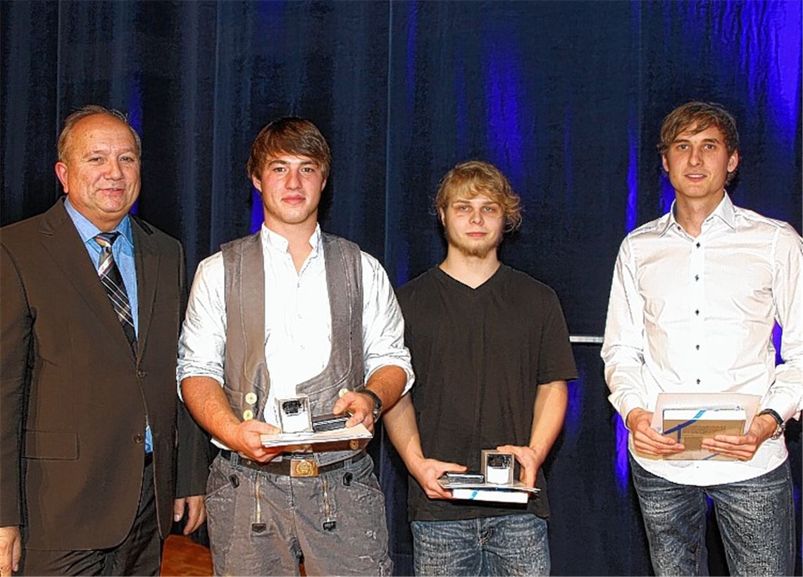 Linkes Bild: Der stellvertretende Kreishandwerksmeister Jürgen Kellenberger gratulierte den Innungssiegern Justus Effenberger und Nehemia Morlock (v. li.) . Rechtes Bild: Die Kammersieger Malte Rehwald, Fabio Maroszek und Dominik Wittich mit Kreishandwerksmeister Rolf Nagel (v. re.). Fotos: Kollros