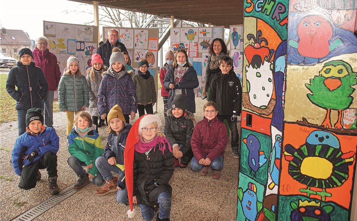 Linkes Bild: Mit viel Kreativität: Die aktuellen Viertklässer der Ölbronner Grundschule haben den Bücherschrank gestaltet – sehr zur Freude von Christel Lansche, Norbert Holme und Heike Kreuzberger (hinten, von links). Rechtes Bild: Freuen sich über den Bücherschrank in Dürrn: die ehrenamtlichen Betreuerinnen Tina Bullinger, Xenia Hurst, Künstlerin Tanja Seidler, Schulrektor Ansgar Baumgärtner und Bürgermeister Norbert Holme (von links).Fotos: Roller