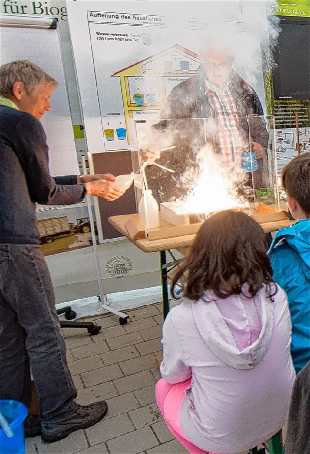 Links: Barbara Straub zeigt, dass Wasser nicht immer das ideale Löschmittel ist. Rechts: Die drei Sternenfelser Schülerinnen Lea, Mia und Lena schauen sich das Flusskraftwerk an.