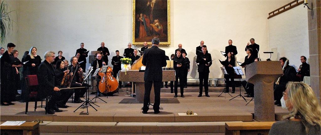 Links hinter den Streichern die Solistinnen Kathrin Ziegler, Sopran, und Jasmin Joos, Alt. Rechts neben dem Altar Tenor Philipp Nicklaus und Bass Dominik Hoffmann. Die Leitung hat Jürgen Benkö. Foto: Filitz