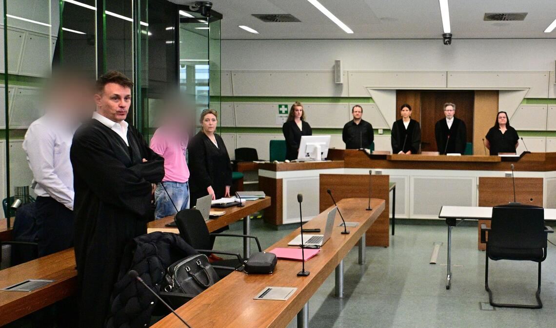 Kameraden in Kaserne misshandelt: Ex-Soldaten verurteilt Links stehen zwei der drei verurteilten Soldaten (Archivbild).