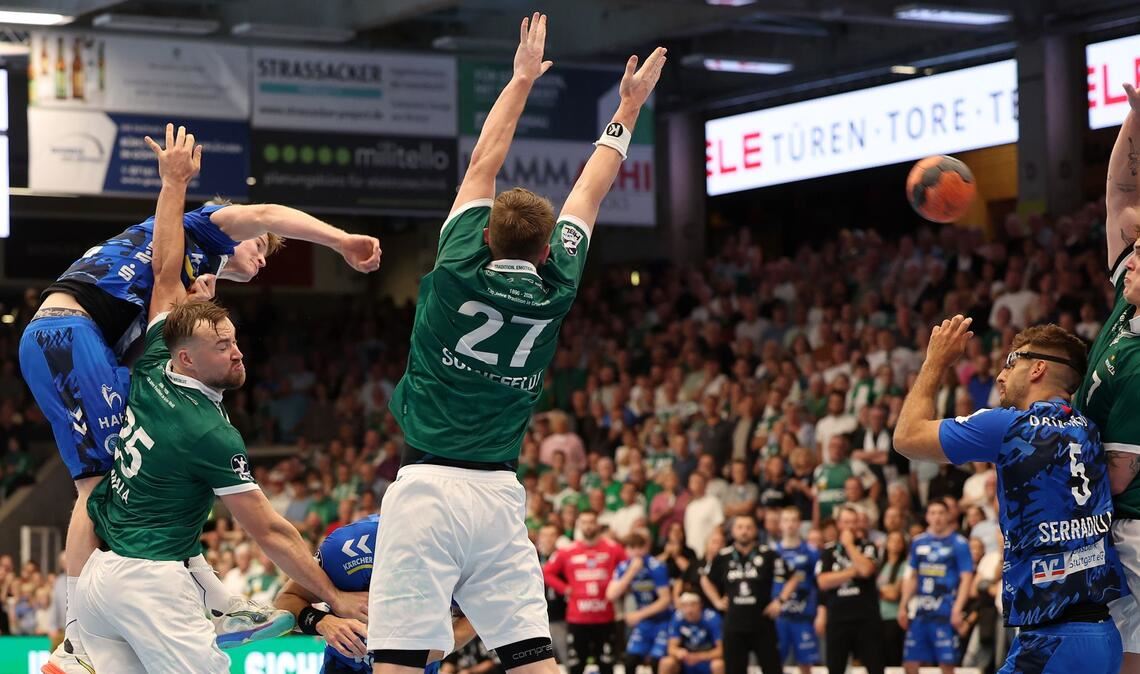 Linus Schmid erzielt das entscheidende Tor zum 33:32.