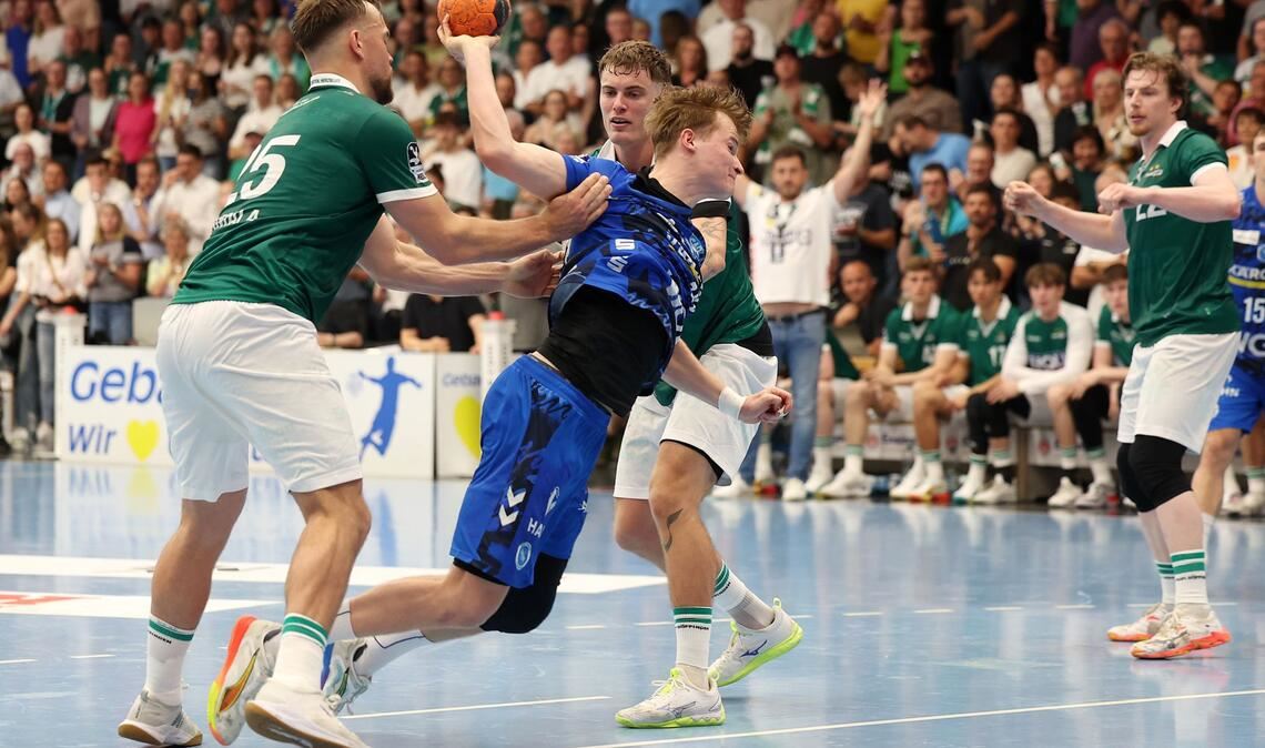 Linus Schmid setzt sich gegen Ludvig Jurmala durch.