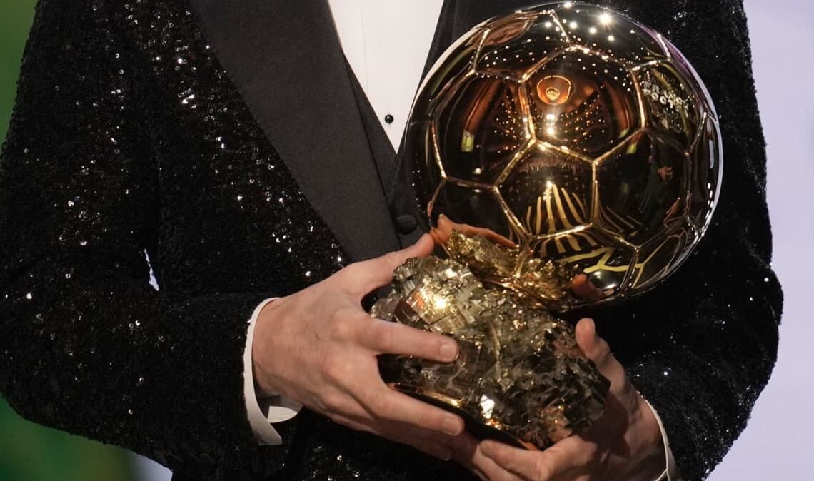 Lionel Messi mit der Ballon d'Or-Trophäe im Jahr 2021.