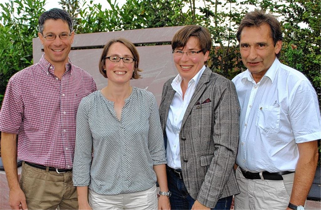 Lions-Club-Präsident Dr. Erhard Kirschbaum (re.) mit seiner Vorgängerin Isabelle Ziegler (2. v.li.) und den neuen Mitgliedern Christian Häußermann und Carola Sieg. Foto: privat
