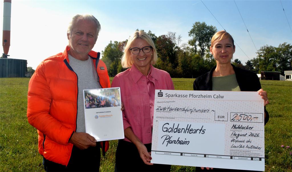 Lions-Präsident Thomas Knapp und seine Vorgängerin im Amt, Professor Dr. Cathrin Eireiner (re.), überreichen die Spende an Frauke Janßen von „Golden Hearts“. Foto: Stahlfeld