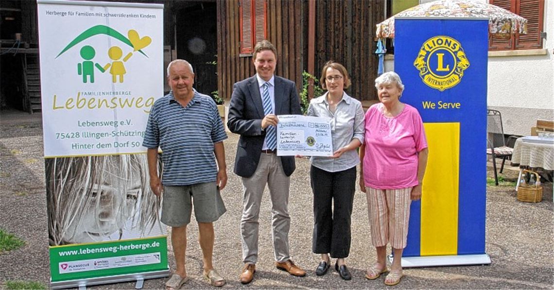 Lions-Präsidentin Isabelle Ziegler (2.v.re.) überreicht einen symbolischen Scheck über 10000 Euro an Stefan Weber (2.v.li.) vom Förderverein der Familienherberge Lebensweg. Mit ihm freuen sich Gerhard Oehrle (li.) und Marianne Oehrle auf deren Hofgelände die Herberge gebaut werden soll. Foto: Goertz
