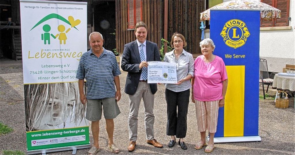 Lions-Präsidentin Isabelle Ziegler (2.v.re.) überreicht einen symbolischen Scheck über 10000 Euro an Stefan Weber (2.v.li.) vom Förderverein der Familienherberge Lebensweg. Mit ihm freuen sich Gerhard Oehrle (li.) und Marianne Oehrle auf deren Hofgelände die Herberge gebaut werden soll. Foto: Goertz
