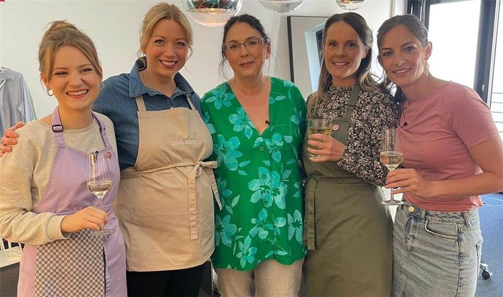 Lisa Burger (v.li.) mit Moderatorin Zora Klipp und anderen Teilnehmerinnen. Rechts: die nepalesischen Teigtaschen von Lisa Burger. Fotos: privat, Stahlfeld