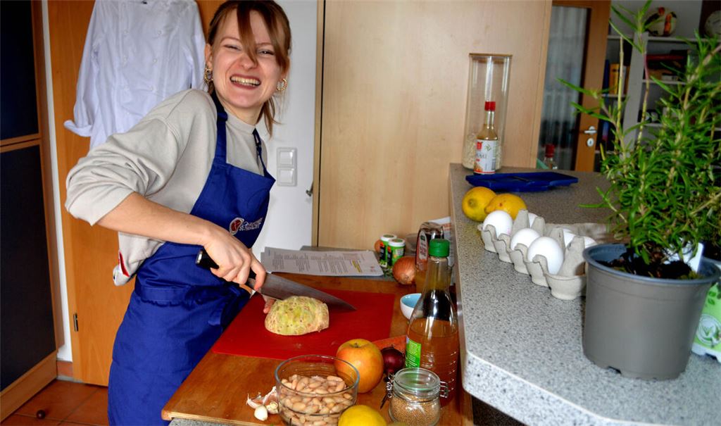 Lisa Marie Burger ist Siegerin der ersten Runde der ZDF-Kochshow „Küchenschlacht“. Die Rezepte hat sie in ihrer Küche daheim in Illingen geübt. Foto: Stahlfeld