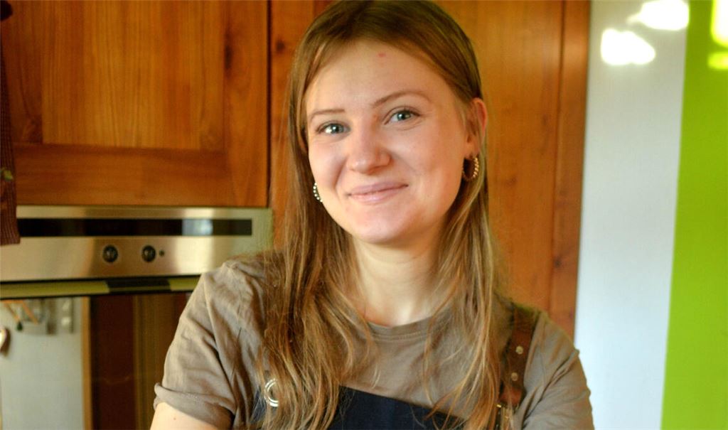 Lisa Marie Burger ist stolz, dass sie in der Finalrunde der ZDF-Kochshow „Küchenschlacht“ dabei war. Ihre Erfolgsrezepte hat sie daheim in Illingen geübt. Fotos: Stahlfeld