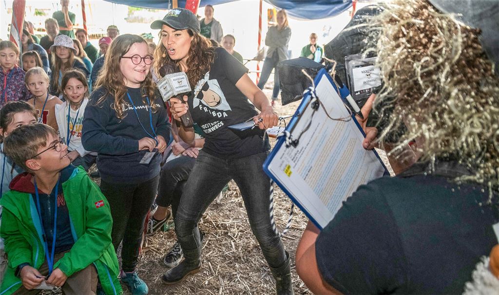 Lisa Wilhelm ist zum Auftakt der Ferienwoche als „Reporterin“ und Interviewerin unterwegs. Foto: Fotomoment