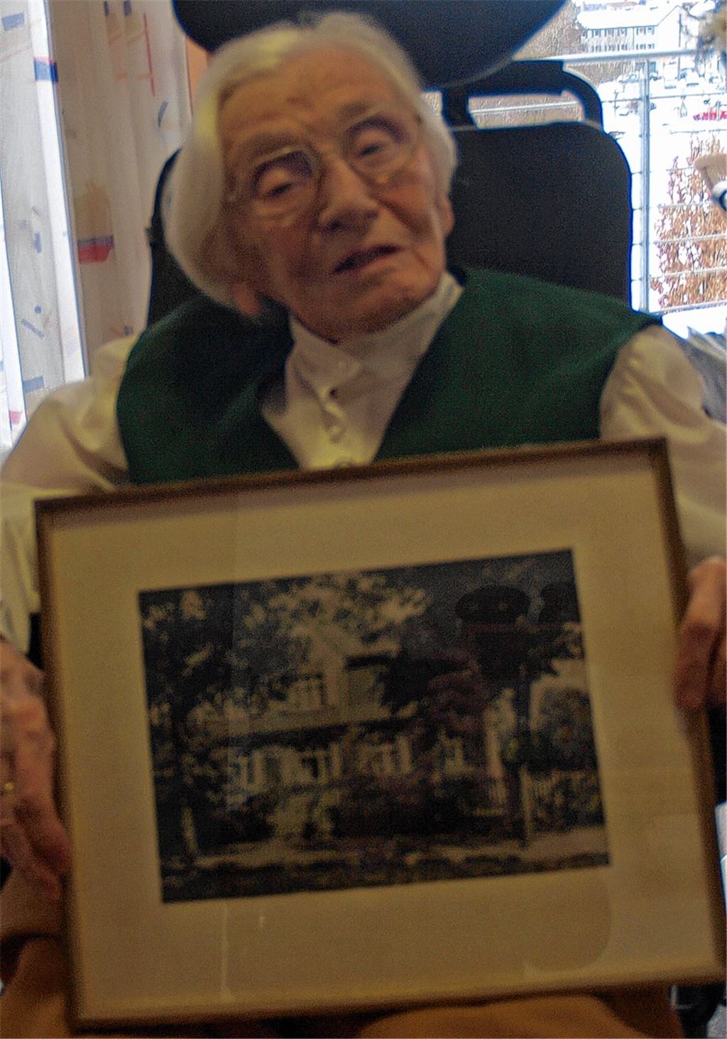 Liselotte Rueß mit einer Aufnahme ihres Elternhauses.