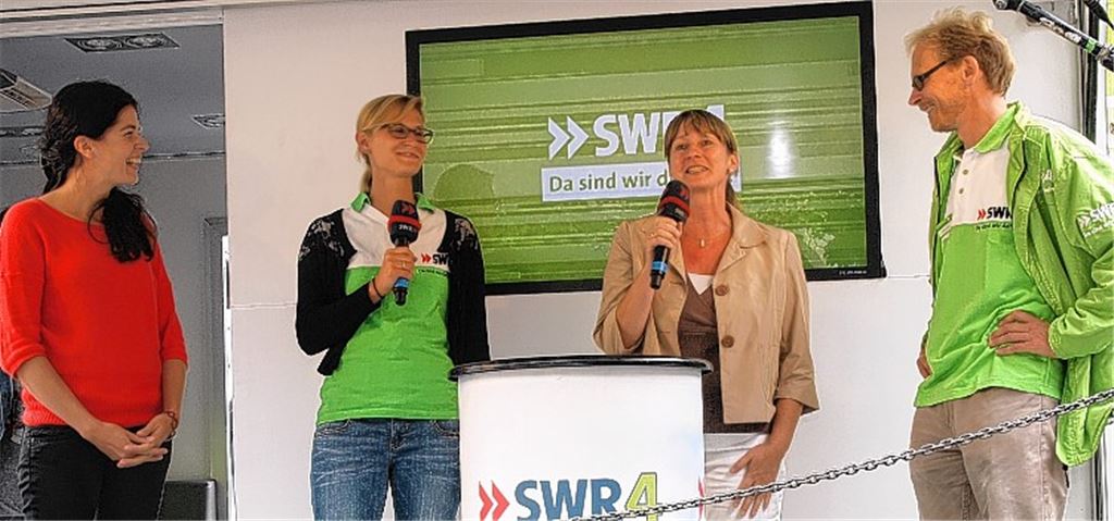 Live am Mikrofon: Bürgermeisterin Sigrid Hornauer (2. v. re.) mit den Moderatoren Peter Lauber und Lena Stadler (2. v. li.) und der Rundfunktheologin Madeleine Spendier.