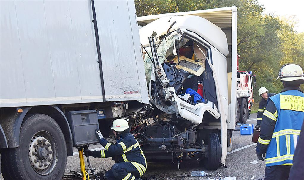 Lkw-Fahrer hat Stauende offenbar zu spät erkannt. Foto: Myroshnichenko