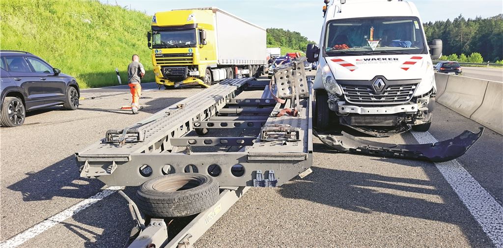Lkw-Fahrer übersieht Stauende