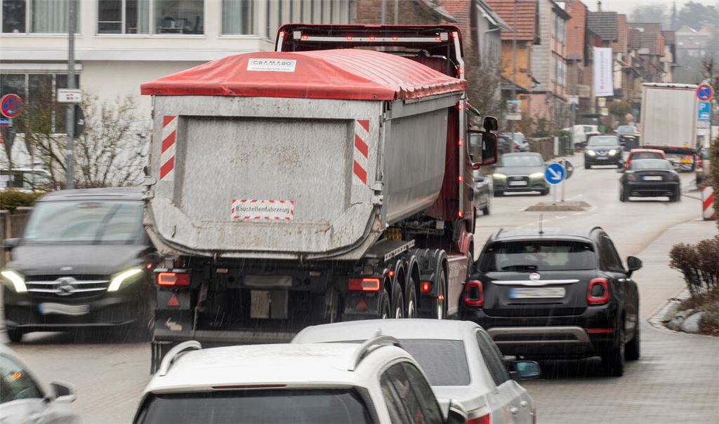 Lkw ab 7,5 Tonnen bahnen sich wegen der Sperrung der B-35-Brücke ihren Weg durch Maulbronn – zum Leidwesen vieler Anwohner nicht nur im Rahmen der offiziellen Umleitungsstrecke in einer Richtung. Foto: Fotomoment