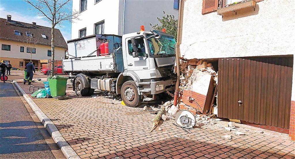 Lkw kracht in Haus