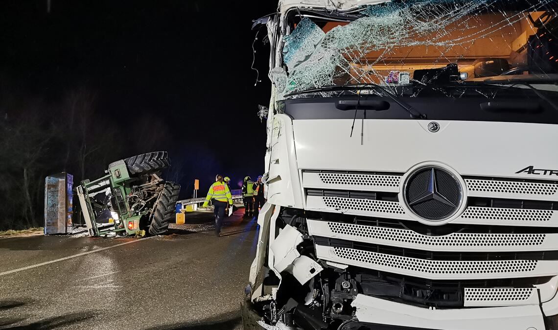 Verbotene Manöver führen zu Unfall Lkw rammt Traktor: Der Unfall auf der B10 sorgt in der Nacht auf Freitag für eine zeitweise Vollsperrung der Strecke zwischen Illinger Eck und Vaihingen. Foto: Recken