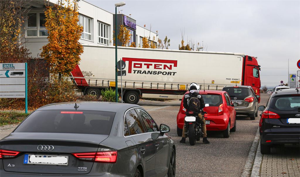 Lkw rangieren oft in den Waldäckern und blockieren so die Straße. Seit der Umleitung wegen der Sperrung der Osttangente staut sich dabei noch mehr Verkehr. Fotos: privat, Steigleder