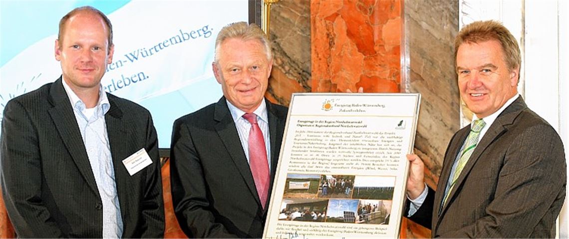 Lob und Auszeichnung durch Umweltminister Franz Untersteller (re.) für die innovativen Beiträge in der Region Nordschwarzwald bei den zurückliegenden landesweiten Energietagen. In der Mitte Verbandsvorsitzender Heinz Hornberger, links Direktor Dirk Büscher.