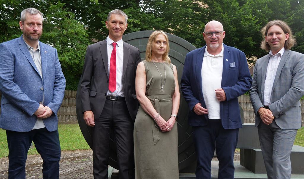 Lobende Worte für die neue Schulleiterin der Beruflichen Schule Mühlacker, Uta Talke-Trübenbach (Mitte), finden die Vertreter von Verwaltung und IHK: Holger Emde, Frank Stephan, Günter Brecht und Christoph Rall (v.li.). Foto: Friedrich