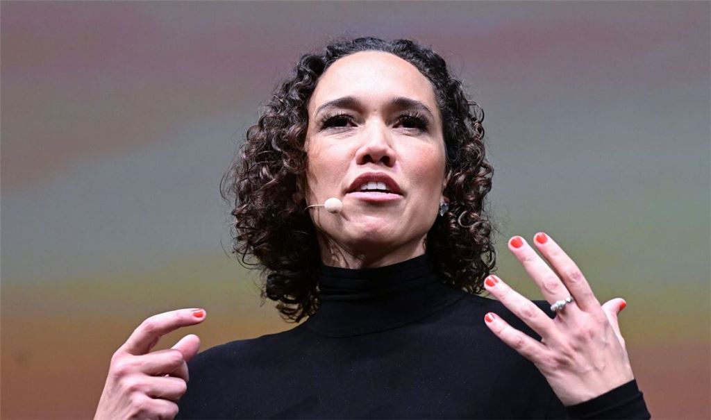 Locken ab: Nicole Büttner löst ihre Wettschulden ein.