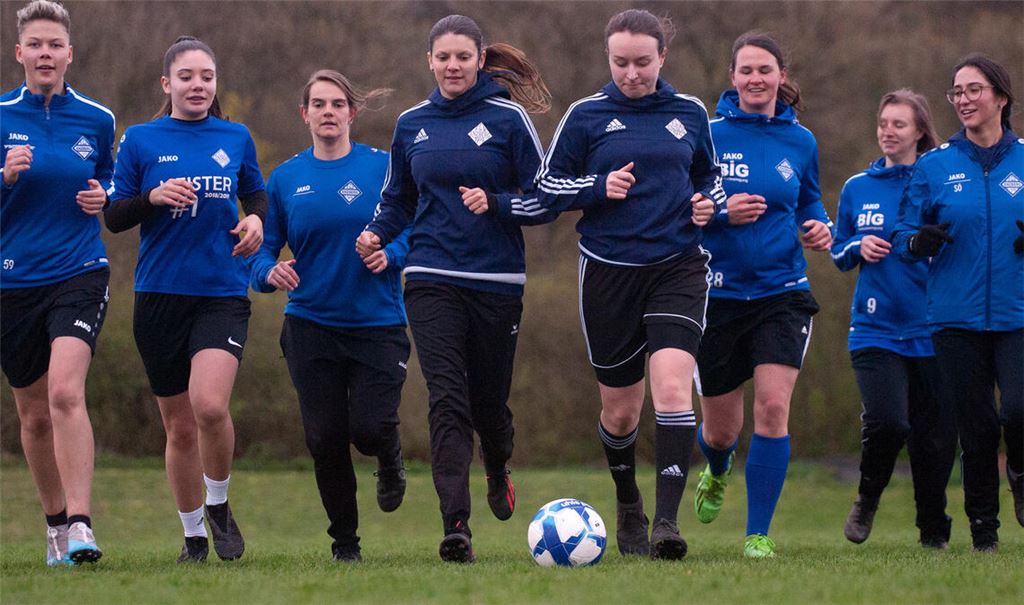 Lockerer Aufgalopp für das anvisierte Meisterstück an diesem Samstag: die Enzberger Fußballerinnen wollen im Heimspiel den Titel vorzeitig perfekt machen. Fotos: Fotomoment