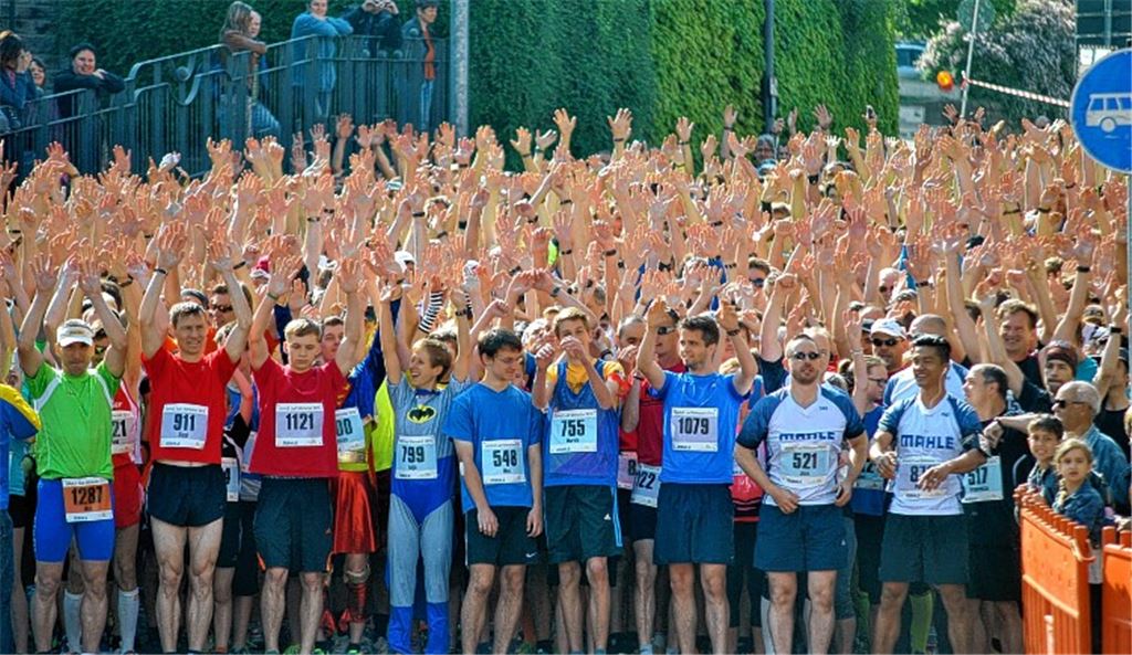 Lockern vor dem Start zum Mahle-Lauf 2015. Die Größe des Teilnehmerfeldes erreicht nicht ganz den Rekordwert des Vorjahres.
