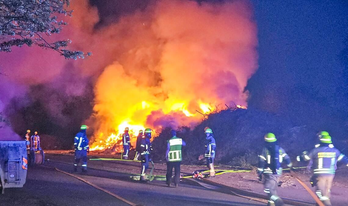 Lodernde Flammen erhellen die anbrechende Nacht auf dem Enzberger Häckselplatz. Foto: Myroshnichenko