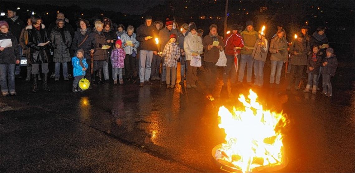 Lodernde Flammen in einer Feuerschale, Posaunenklänge und Gesang sind die Zutaten eines Gottesdienstes in Lomersheim. 