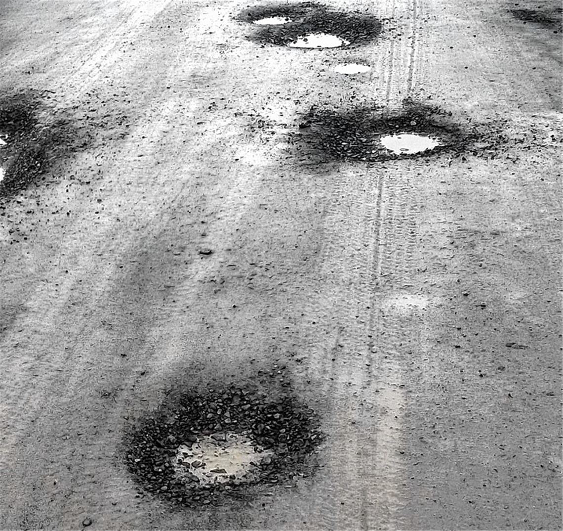 Löcher auf dem P+R-Parkplatz.