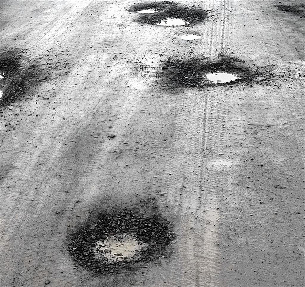 Löcher auf dem P+R-Parkplatz.