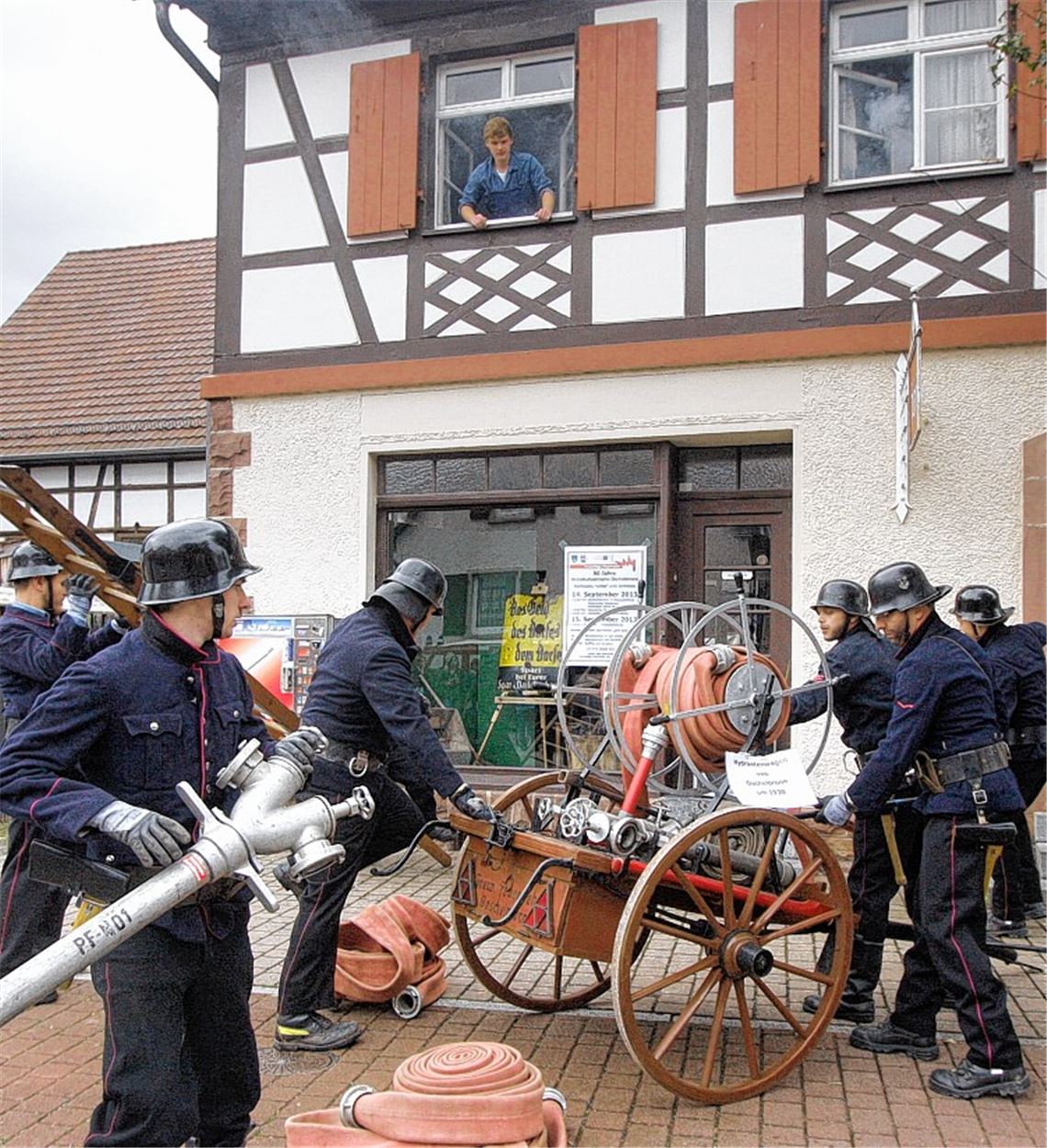 Löscheinsatz wie anno dazumal: Die Öschelbronner Feuerwehr erinnert an die Brandkatastrophe vor 80 Jahren.