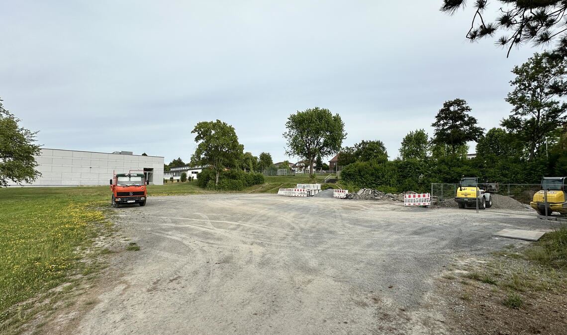 Lösung gegen die Platznot: Auf dem Grundstück der ehemaligen Sporthalle an der Öläckerstraße will der Enzkreis Container für fünf Klassenzimmer aufstellen. Foto: Helbig