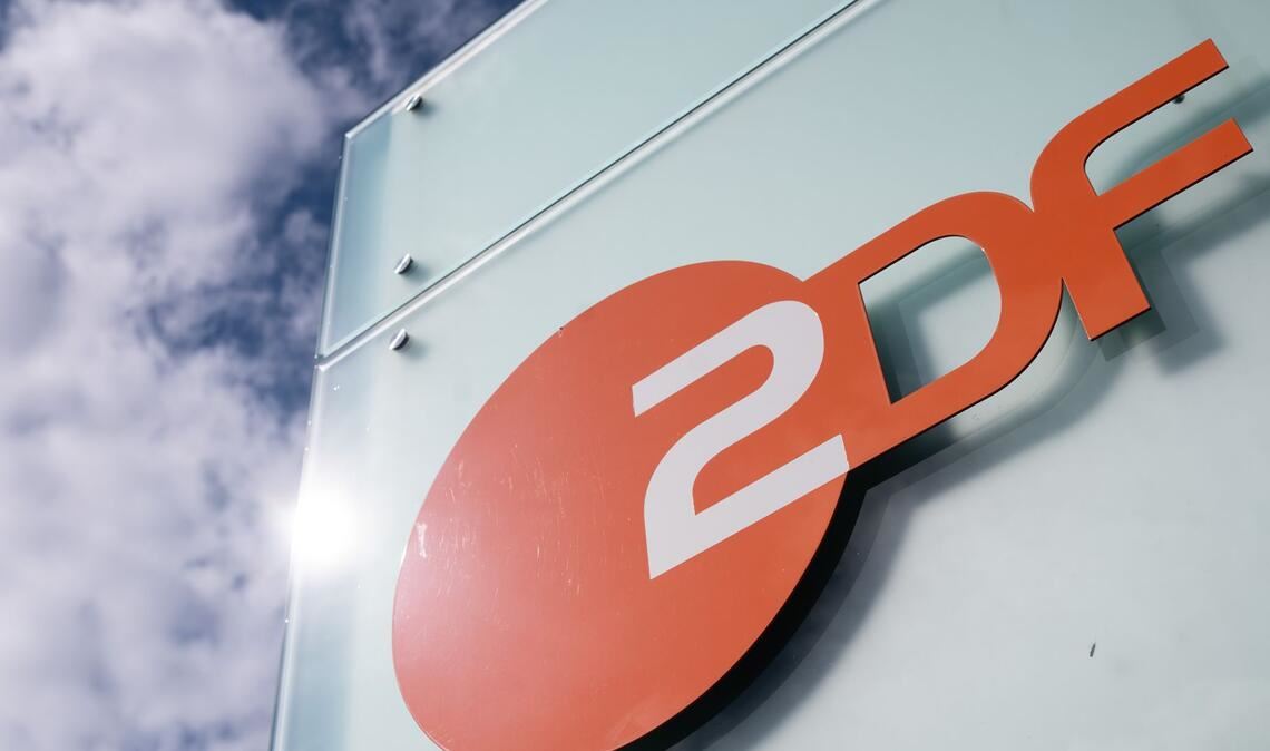 Logo des ZDF. Nach einer KI-Panne wird eine Korrespondentin abberufen (Symbolfoto)