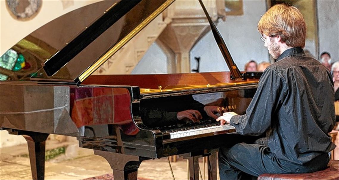 Lokalmatador Simon Wallinger durchdringt in der Lienzinger Frauenkirche das Liniengeflecht von Bach-Kompositionen und interpretiert Haydn nuancenreich. Foto: Hansen