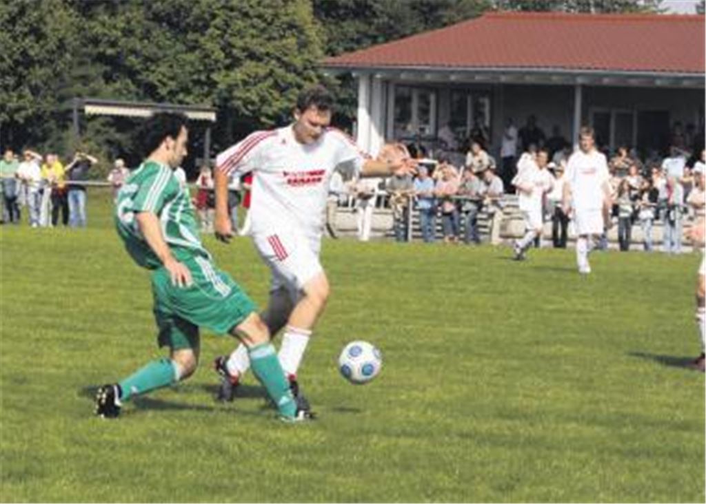 Lokalrivalen auf freundschaftlicher Ebene: Iptingens Cengiz Kilic (li.) zieht den Fuß lieber fair zurück, anstatt die Grätsche auszupacken. Foto: Eigner