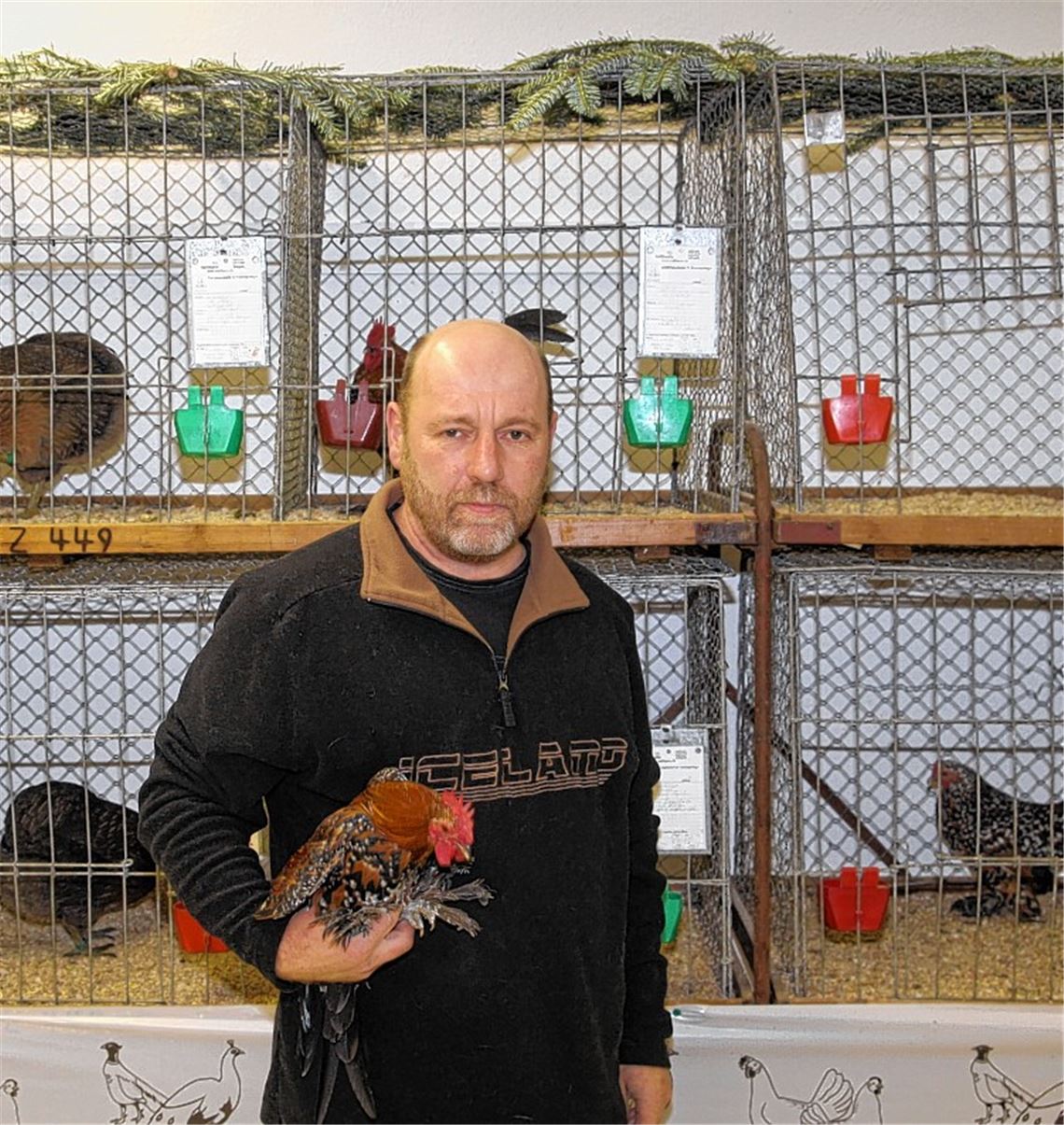 Lokalschau in Serres: Albrecht Müller zeigt seine Federfuß-Zwerge.