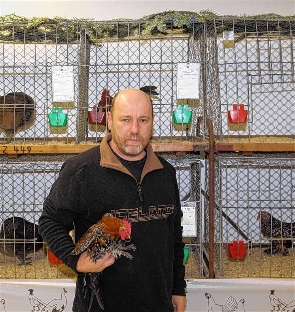 Lokalschau in Serres: Albrecht Müller zeigt seine Federfuß-Zwerge.